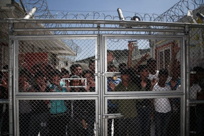  Εκτακτο: Σοβαρά επεισόδια στη Μόρια – Πληροφορίες για τραυματίες (βίντεο)